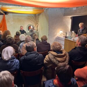 Münzenberg liest: Pfarrer Hinke las aus „Feuerzangenbowle“
